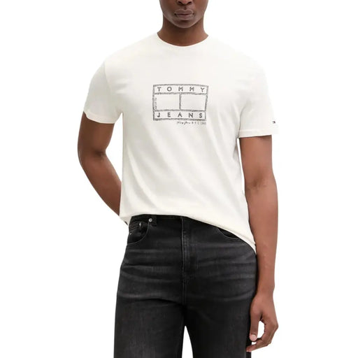 Weißes Tommy Hilfiger Jeans Herren-T-Shirt aus Bio-Baumwolle mit schwarzem Grafiklogo auf der Brust