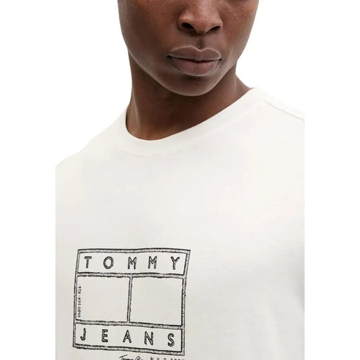 Tommy Hilfiger Jeans-Herren-T-Shirt aus weißer Bio-Baumwolle mit schwarzem Grafiklogo und Markenbox-Design