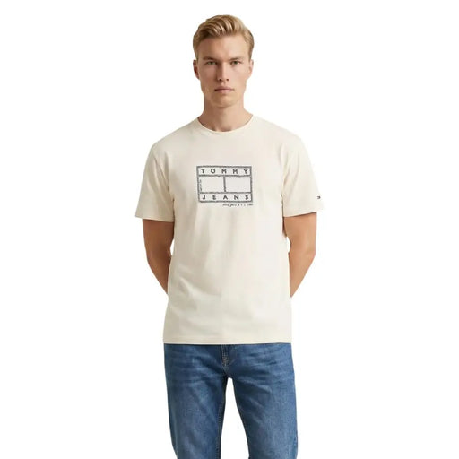 cremefarben Tommy Hilfiger Jeans Herren-T-Shirt aus Bio-Baumwolle mit schwarzem, rechteckigem Tommy Jeans-Logo