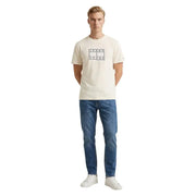 Cremefarbenes Tommy Hilfiger Jeans Herren-T-Shirt aus Bio-Baumwolle mit schwarzem Logo und Tennisplatzmotiv auf der Vorderseite