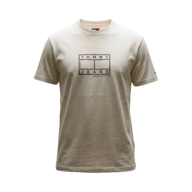 Beigefarbenes Tommy Hilfiger Herren-T-Shirt aus weißer Bio-Baumwolle mit schwarzem Tennisplatz-Logo und Tommy Jeans-Schriftzug auf der Brust