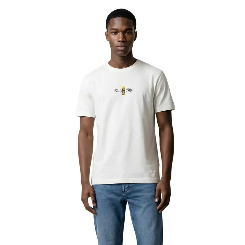 Tommy Hilfiger Jeans Männer t-shirt Weißer Baumwollstoff mit kleinem gelb-schwarzem New Yorker Stadtmotiv auf der Brust