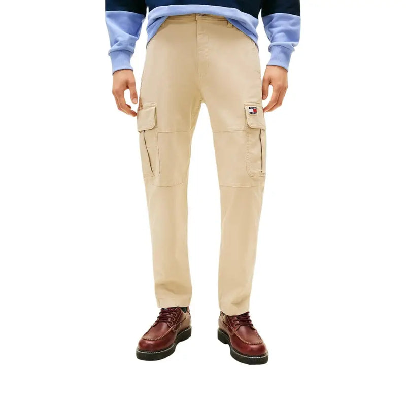 Beige Tommy Hilfiger Herren-Jeans im Cargo-Stil mit mehreren Taschen und Logo-Patch am Oberschenkel