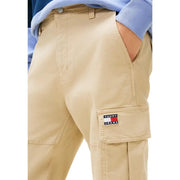 Beige Tommy Hilfiger Jeans Herrenhose mit Cargotaschen und auffälligem Tommy Jeans Logo-Aufnäher