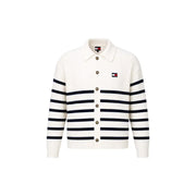 Eine cremefarbene Strickjacke mit marineblauen Streifen und Knopfverschluss, kombiniert mit einem weißen Bio-Baumwoll-Sweatshirt von Tommy Hilfiger für Herren.