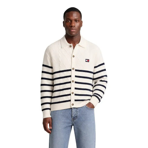 Cremefarbene Strickjacke mit marineblauen Streifen und Tommy Hilfiger Logo-Patch für Herren aus Bio-Baumwolle
