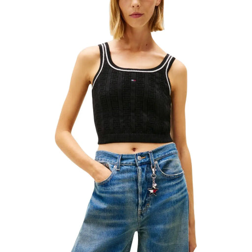 Tommy Hilfiger schwarze, gestrickte Jeans für Damen, kurzes Oberteil top mit weißem Besatz aus Bio-Baumwolle und kleinem Logo auf der Brust