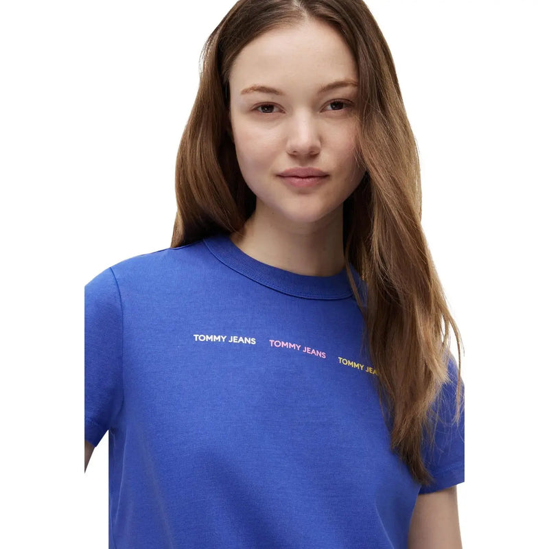 Tommy Hilfiger Jeans Damen-T-Shirt aus blauer Bio-Baumwolle mit mehrfarbigem, sich wiederholendem Logo auf der Brust