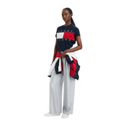 Marineblaues Tommy Hilfiger Jeans Damen-T-Shirt aus Bio-Baumwolle mit rot-weiß-blauem Flaggenlogo auf der Brust