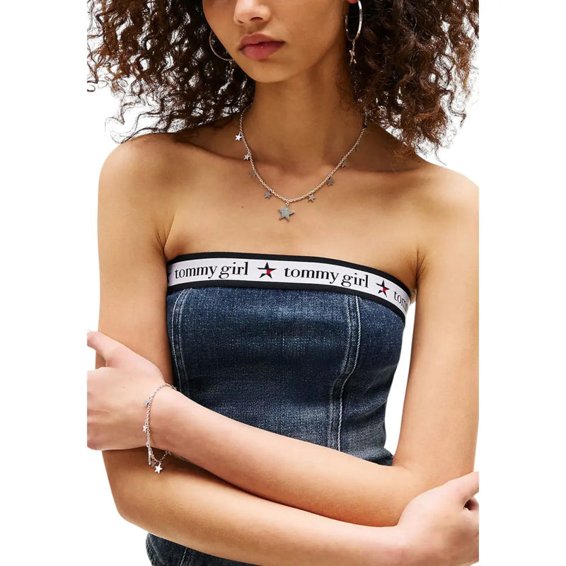 Dunkelblaue, trägerlose Jeans top mit weißem und schwarzem Tommy Girl Logo-Armband aus Bio-Baumwolle von Tommy Hilfiger Jeans