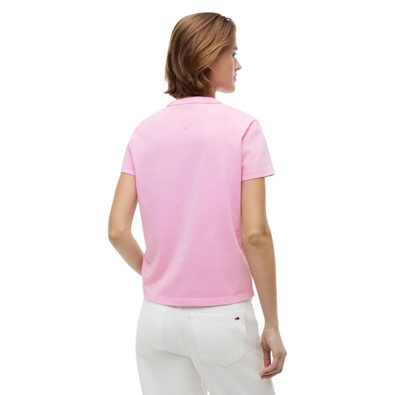 Rückansicht eines rosafarbenen Poloshirts aus Bio-Baumwolle mit klassischem Kragen und gesticktem Lacoste-Logo für Tommy Hilfiger Damenjeans.