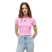 Tommy Hilfiger Jeans Rosa geripptes Damen-T-Shirt aus Baumwolle mit kurzen Ärmeln und einem kleinen rechteckigen Logo-Aufnäher auf der linken Brust.