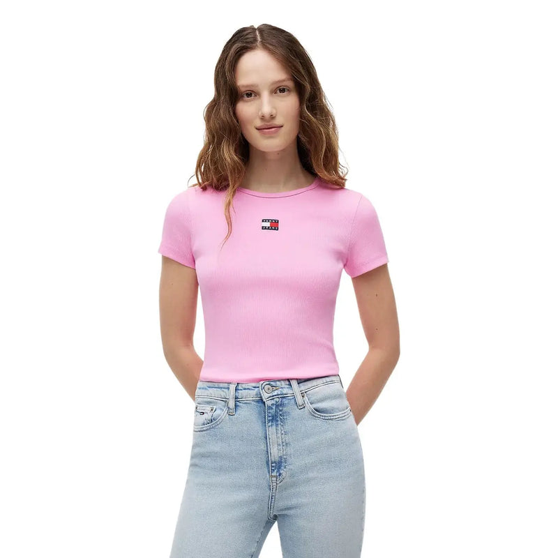 Tommy Hilfiger Jeans Rosa geripptes Damen-T-Shirt aus Baumwolle mit kurzen Ärmeln und einem kleinen rechteckigen Logo-Aufnäher auf der linken Brust.