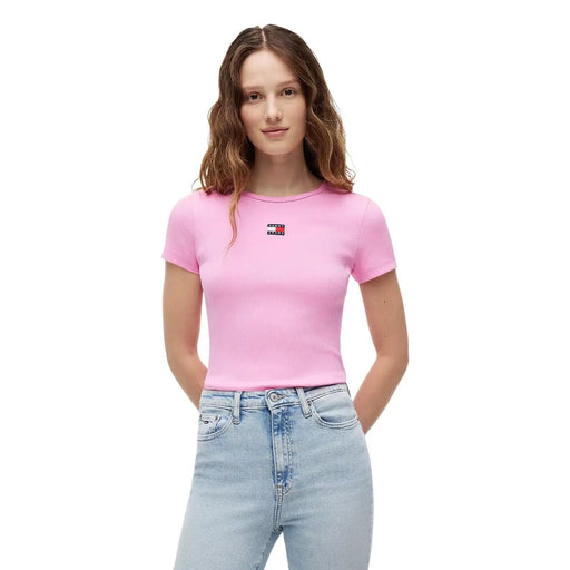 Tommy Hilfiger Jeans Rosa geripptes Damen-T-Shirt aus Baumwolle mit kurzen Ärmeln und einem kleinen rechteckigen Logo-Aufnäher auf der linken Brust.