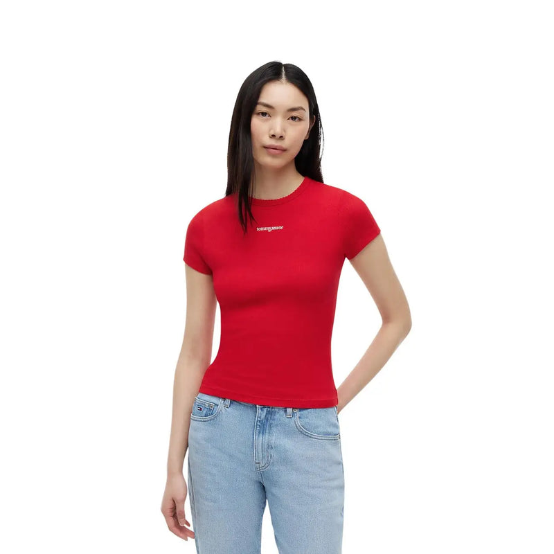 Tommy Hilfiger Jeans Rotes Damen-T-Shirt aus Bio-Baumwolle mit kurzen Ärmeln und dezentem, gesticktem Logo auf der Brust