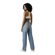 Hellblaue Jeans mit weitem Bein und klassischen Gesäßtaschen von Tommy Hilfiger, ärmelloses, weißes Damen-Top mit Rundhalsausschnitt. top Rückansicht
