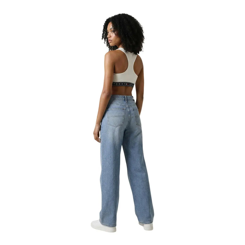 Hellblaue Jeans mit weitem Bein und klassischen Gesäßtaschen von Tommy Hilfiger, ärmelloses, weißes Damen-Top mit Rundhalsausschnitt. top Rückansicht