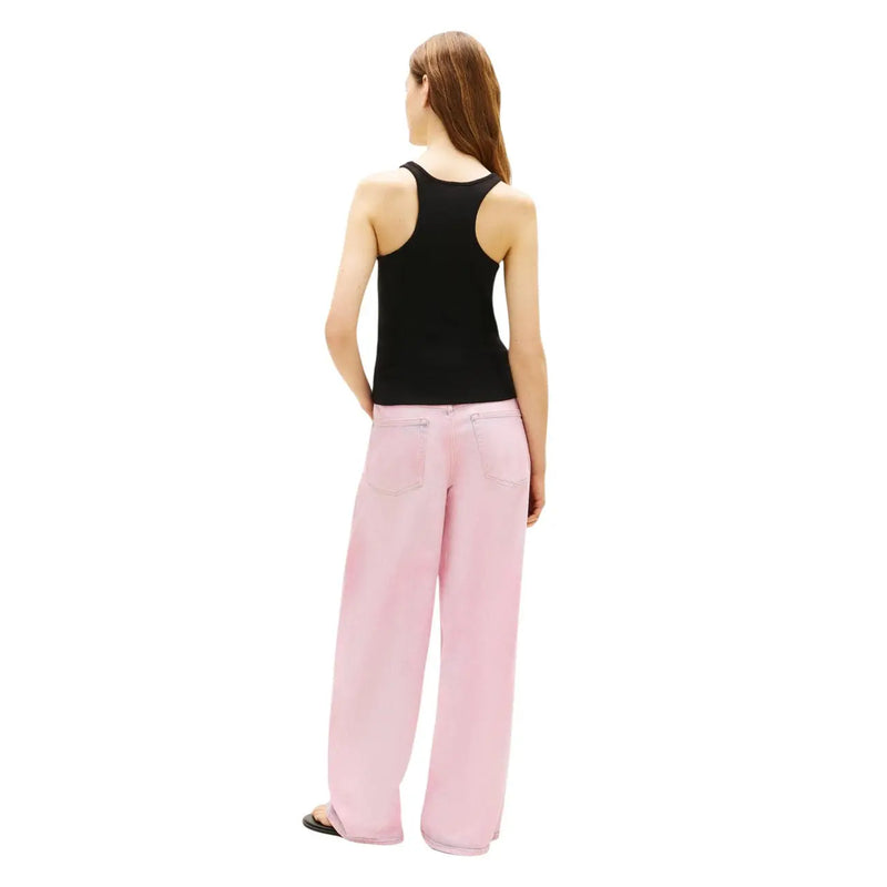 Rosa, weit geschnittene Baumwollhose mit lockerer Passform und Vordertaschen, kombiniert mit einem schwarzen Tanktop von Tommy Hilfiger. top