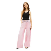 Pinkfarbene Jeans mit weitem Bein, kombiniert mit einem schwarzen Baumwoll-Tanktop von Tommy Hilfiger mit Rundhalsausschnitt. top für Frauen