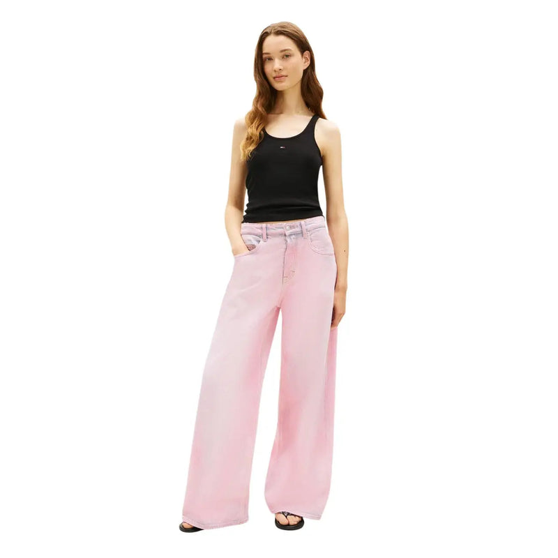 Pinkfarbene Jeans mit weitem Bein, kombiniert mit einem schwarzen Baumwoll-Tanktop von Tommy Hilfiger mit Rundhalsausschnitt. top für Frauen