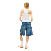 Blaue Jeansshorts mit Cargotaschen und lockerer Passform, kombiniert mit einem weißen Baumwoll-Tanktop von Tommy Hilfiger. top Riemen