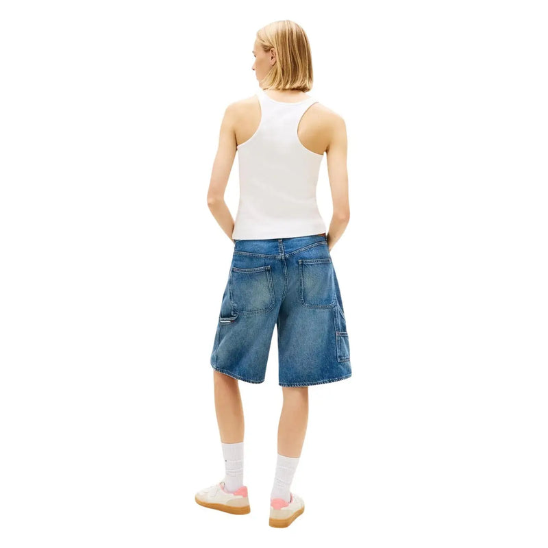 Blaue Jeansshorts mit Cargotaschen und lockerer Passform, kombiniert mit einem weißen Baumwoll-Tanktop von Tommy Hilfiger. top Riemen