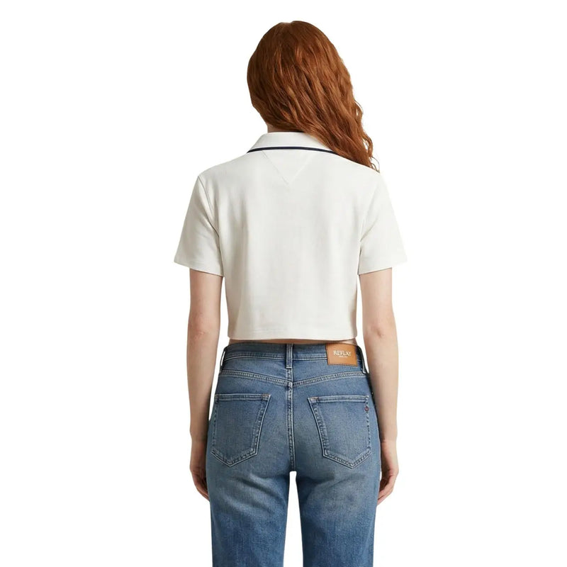 Cremefarbenes Kurzarm-Poloshirt mit marineblauem Besatz und Marken-Lederpatch am Bund von Tommy Hilfiger Jeans