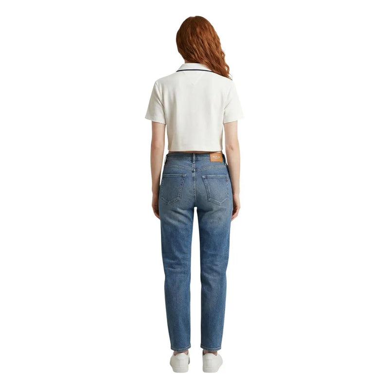 Eine mittelblaue Tommy Hilfiger Jeans aus Denim mit geradem Bein und braunem Lederpatch am Bund