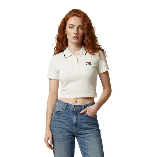 Weißes, kurzes Poloshirt mit schwarzem Saum und kleinem Tommy Hilfiger Logo auf der linken Brust für Damen von Tommy Hilfiger Jeans