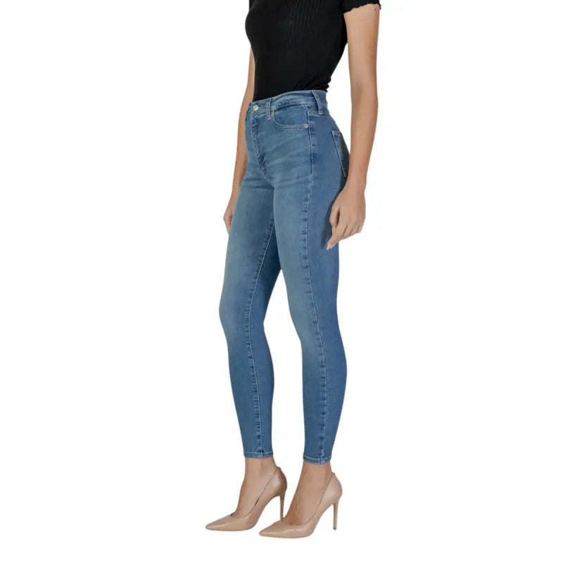 Frau trägt Tommy Hilfiger hellblaue Skinny-Jeans und schwarze Kurzarm- top