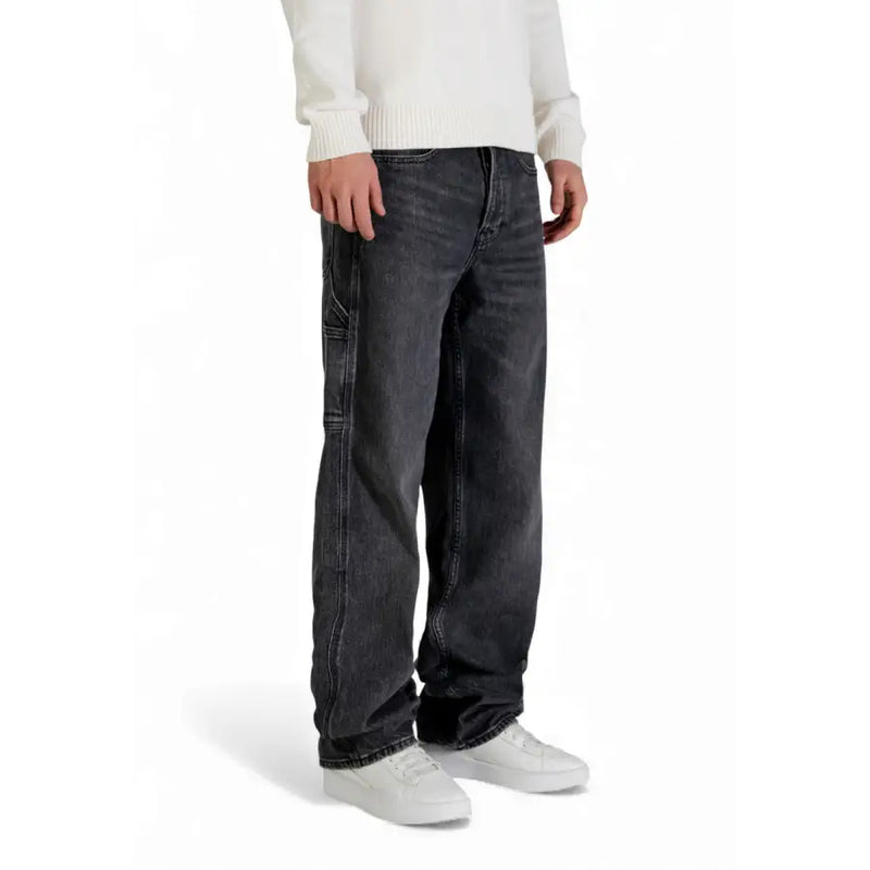 Tommy Hilfiger Schwarze Herrenjeans aus Bio-Baumwolle mit dunkler Waschung, lockerer Passform und Cargotaschen