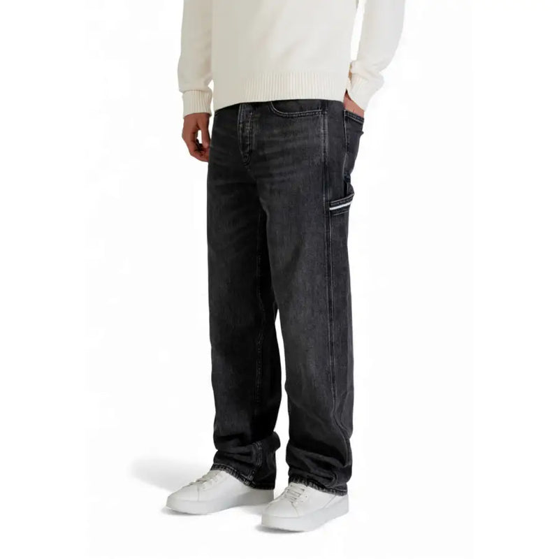 Tommy Hilfiger Schwarze Herren-Jeans aus Bio-Baumwolle (Modell DM0DM22566) mit dunkler Waschung, Cargotasche, dezenter Ausbleichung und verstärkten Nähten