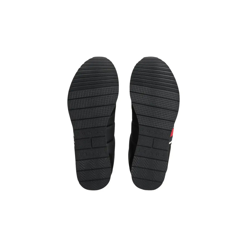 Rückansicht von Tommy Hilfiger Schwarze Herren-Sneaker aus Polyester mit schwarzen Gummisohlen, strukturiertem Gitterprofil und rot-weißen Akzenten.