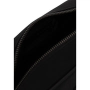 Tommy Hilfiger Schwarze Herren-Umhängetasche aus Leder mit elegantem, minimalistischem Design und silberfarbenem Reißverschluss. Größe: B 22 cm, H 12 cm, L 8 cm.