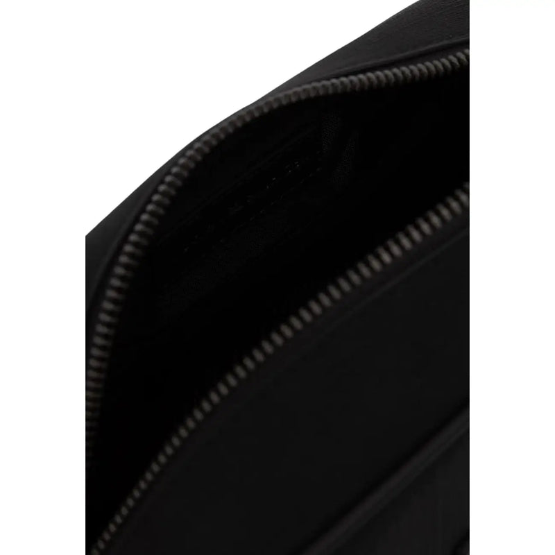 Tommy Hilfiger Schwarze Herren-Umhängetasche aus Leder mit elegantem, minimalistischem Design und silberfarbenem Reißverschluss. Größe: B 22 cm, H 12 cm, L 8 cm.