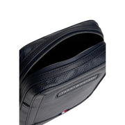 Tommy Hilfiger Blue Central Mini Reporter Bag für Herren aus schwarzem, strukturiertem Leder mit silbernem Reißverschluss und Markenlogo-Plakette.