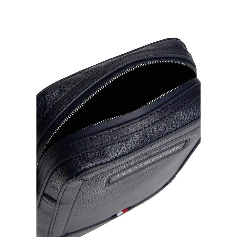 Tommy Hilfiger Blue Central Mini Reporter Bag für Herren aus schwarzem, strukturiertem Leder mit silbernem Reißverschluss und Markenlogo-Plakette.