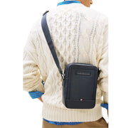 Marineblaue Leder-Umhängetasche mit Tommy Hilfiger Logoplakette und rot-weiß-blaues Flaggenemblem, 20 cm Mini-Reportertasche