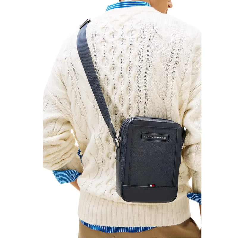 Marineblaue Leder-Umhängetasche mit Tommy Hilfiger Logoplakette und rot-weiß-blaues Flaggenemblem, 20 cm Mini-Reportertasche