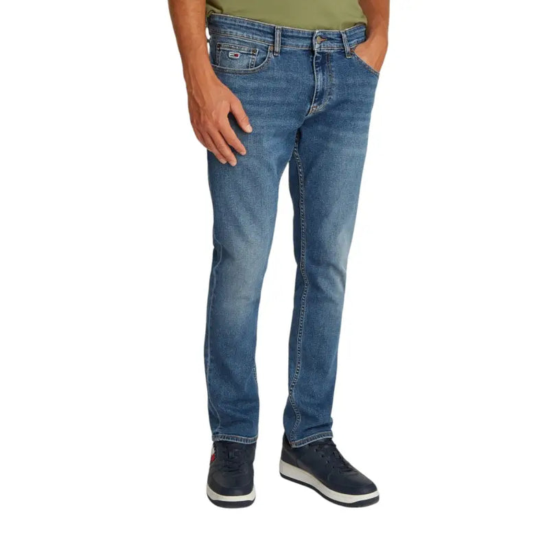 Rückseite einer blauen Tommy Hilfiger Herren-Stretchjeans aus Baumwolle in Slim-Fit-Passform mit verwaschenem Look und Logo auf der Gesäßtasche