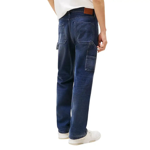 Tommy Hilfiger Herren-Cargohose aus blauem Bio-Baumwoll-Denim mit großen aufgesetzten Taschen und braunem Leder-Markenetikett