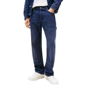 Tommy Hilfiger Herrenjeans aus blauer Bio-Baumwolle mit dunkelblauem Denim, verstärkten aufgesetzten Taschen und geradem Beinausschnitt.