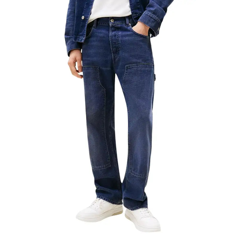 Tommy Hilfiger Herrenjeans aus blauer Bio-Baumwolle mit dunkelblauem Denim, verstärkten aufgesetzten Taschen und geradem Beinausschnitt.