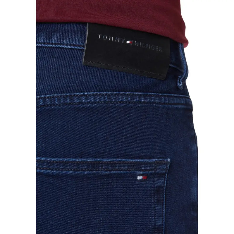 Dunkelblaue Jeans aus Bio-Baumwolle mit schwarzem Tommy Hilfiger-Bundlabel und charakteristischem Logo