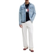 Hellblaue Jeansjacke mit klassischer Knopfleiste und Brusttaschen, kombiniert mit einem blauen T-Shirt aus Bio-Baumwolle von Tommy Hilfiger