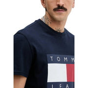 Marineblaues Tommy Hilfiger Herren-T-Shirt aus Bio-Baumwolle mit auffälligem weiß-rot-marineblauem Flaggenlogo auf der Brust