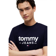 Marineblaues Herren-T-Shirt aus Bio-Baumwolle von Tommy Hilfiger t-shirt mit weißem Tommy 19 Jeans 85 Logo und Flaggenemblem auf der Vorderseite