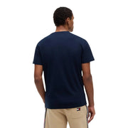 Rückansicht eines marineblauen Tommy Hilfiger Herren-T-Shirt aus Bio-Baumwolle mit kleinem Logo-Aufnäher im unteren Rückenbereich