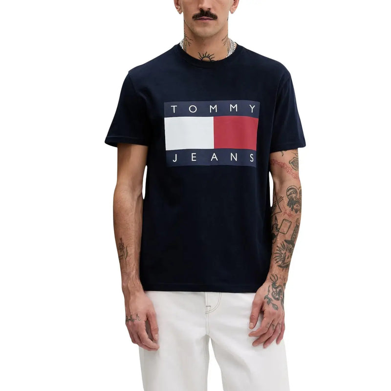Marineblaues Tommy Hilfiger Herren-T-Shirt aus Bio-Baumwolle mit weiß-rotem Flaggenlogo auf der Brust