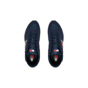Marineblaue Tommy Hilfiger Herren-Sneaker aus Polyester mit rot-weiß-grauen Streifen an den Seiten.